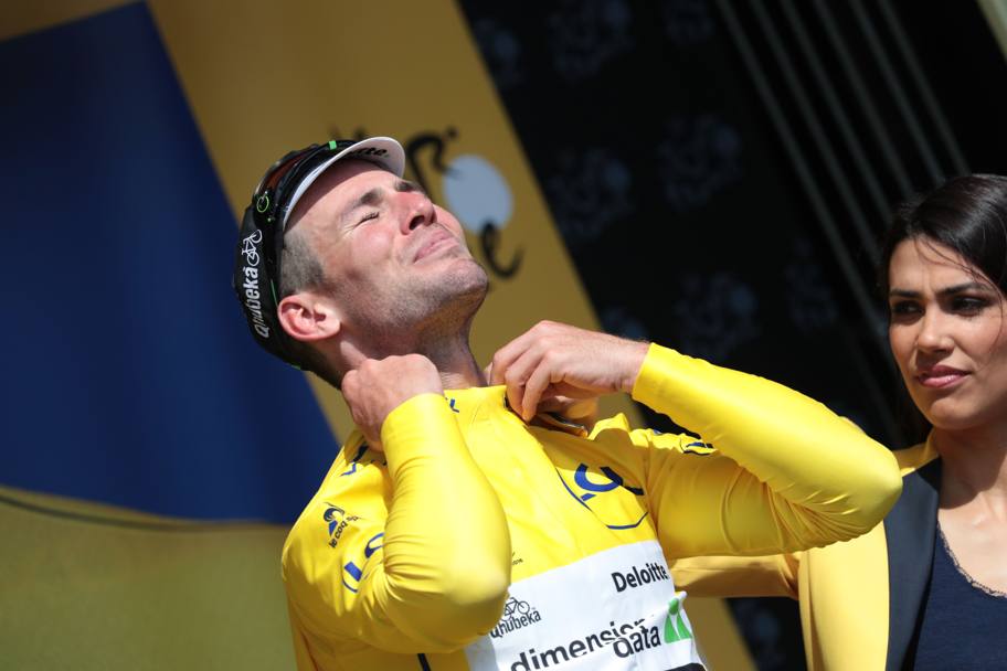 Mark Cavendish  il primo leader della classifica generale del Tour de France 2016. Afp